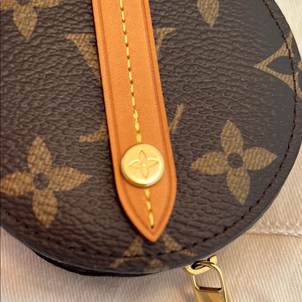 Louis Vuitton Monogram Round Case - Picture 5 of 13